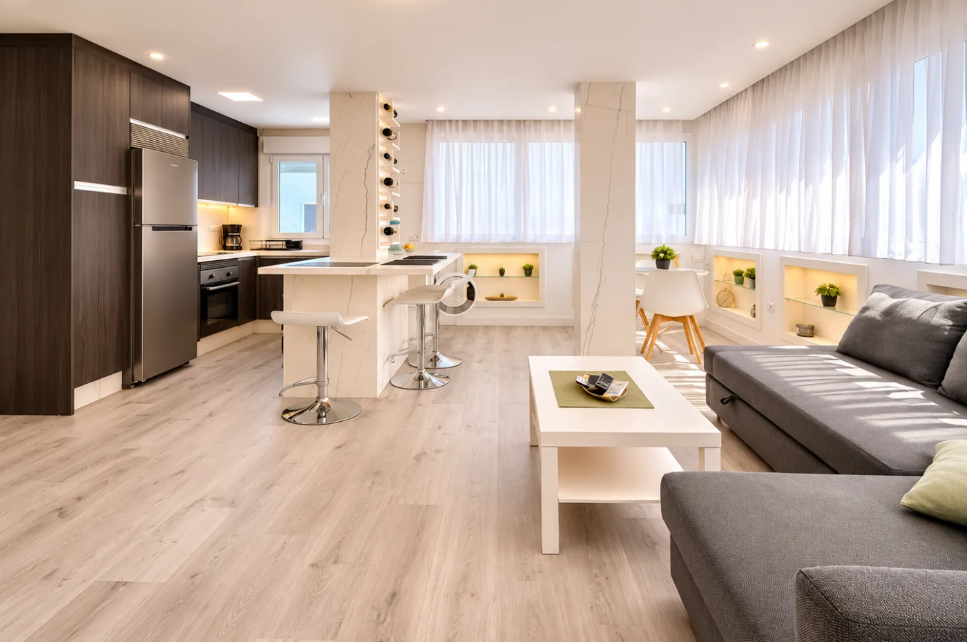 Impresionante apartamento con increíble diseño y excelente iluminación natural + Piscina comunitaria y a solo 220 mts de la playa