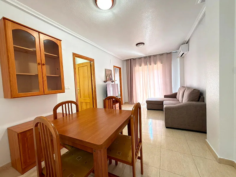 Oportunidad! Apartamento con 2 dormitorios + 2 baños + Piscina comunitaria, en el corazón de Torrevieja