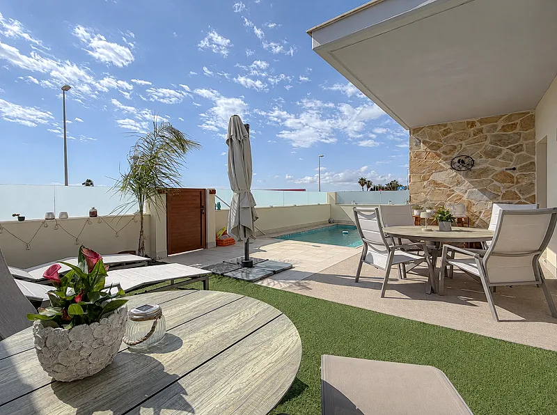Extraordinario chalet (2018) con excelentes calidades + Piscina privada + Solarium privado con impresionantes vistas a la laguna rosa