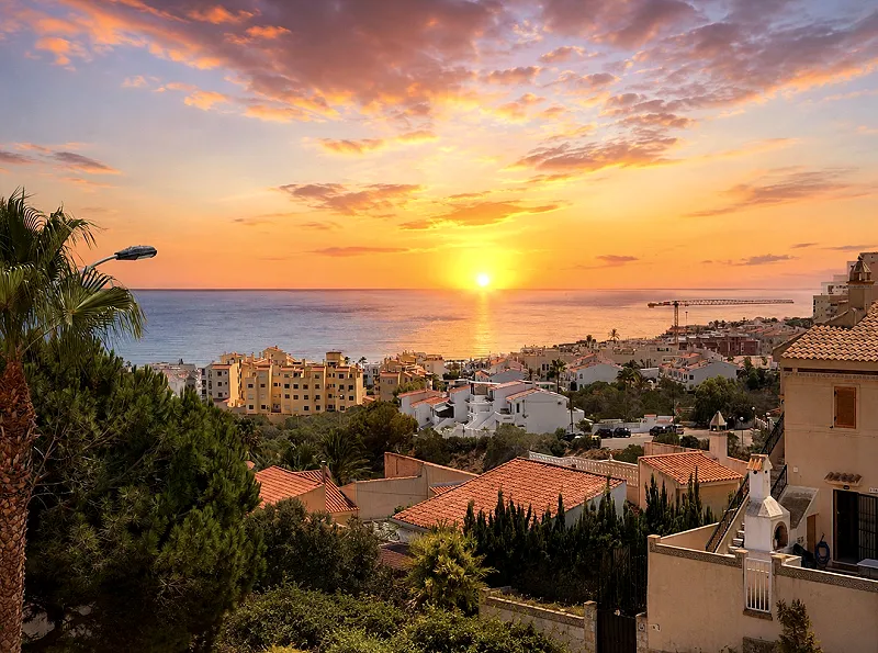 Torrreblanca! Encantador Estudio con vistas increíbles al mar en urbanización exclusiva con piscina y parking privado !