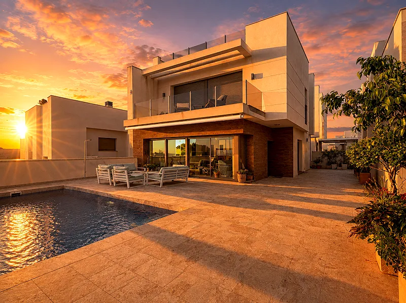 Exclusiva Villa con gigantesca parcela y piscina privada + Gran Solarium con increíbles vistas panorámicas