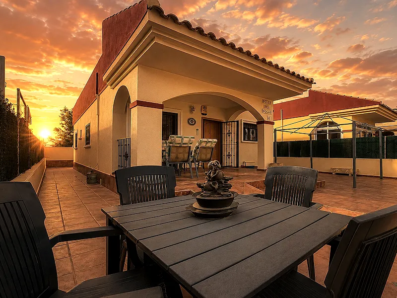 Aguas Nuevas! Espectacular chalet con gigantesco solarium y excelentes vistas + Amplia parcela con parking + Piscina comunitaria