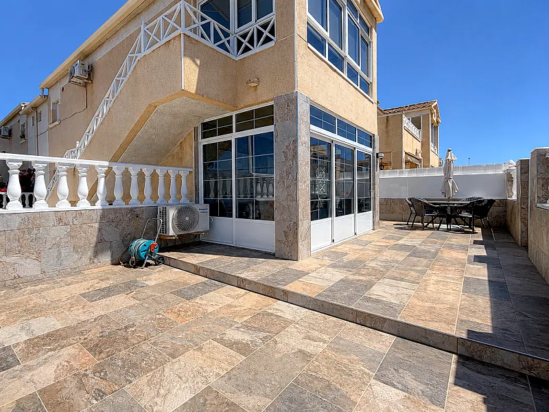 Exclusivo Bungalow en esquina con espectacular diseño + Gigantesca terraza con Parking para coche + Piscina Comunitaria