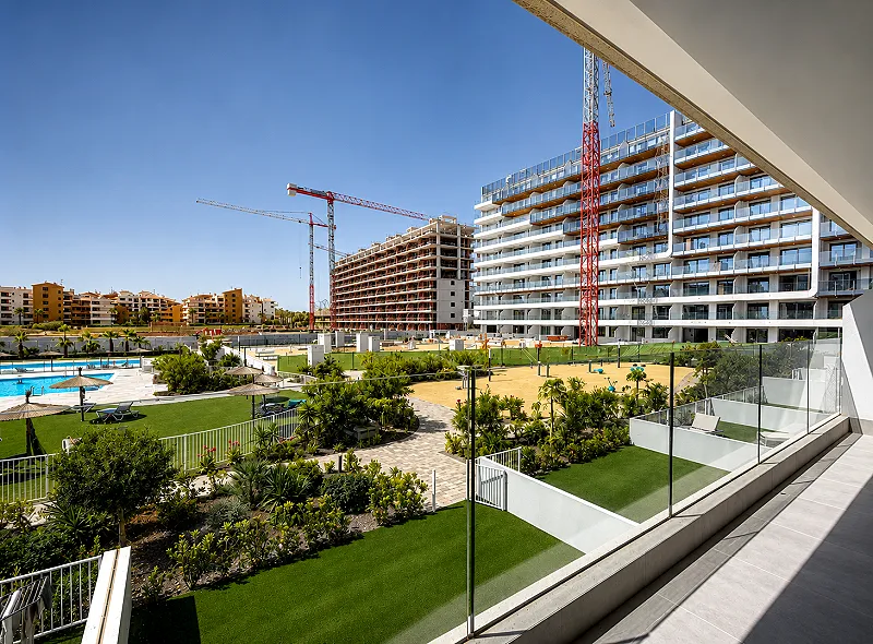 Punta Prima! Increíble apartamento nuevo a estrenar con gigantesca terraza y excelentes vistas panorámicas, en urbanización exclusiva con 3 piscinas (350 mts playa)