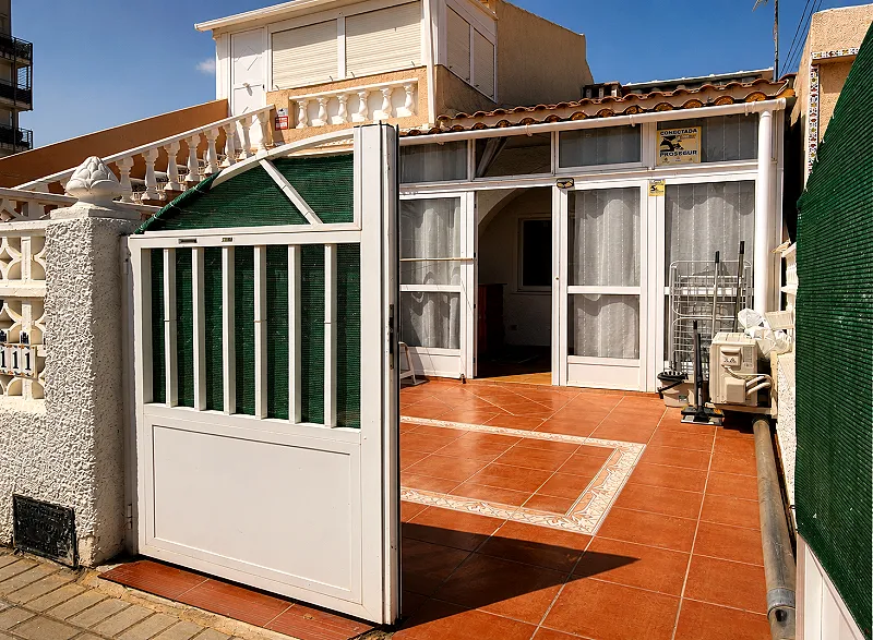 ¡Aguas Nuevas! Luminoso bungalow reformado en planta baja con solarium privado y sin gastos de comunidad