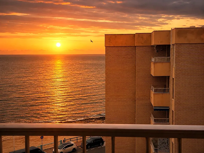 Primerísima línea de playa de los Locos! Impresionante Apartamento reformado con amplia terraza y vistas frontales al mar
