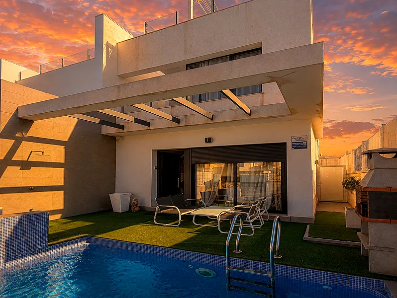 Calidad/Precio! Exclusiva Villa Modena y Funcional (Año 2019) Con piscina privada y amplio solarium privado