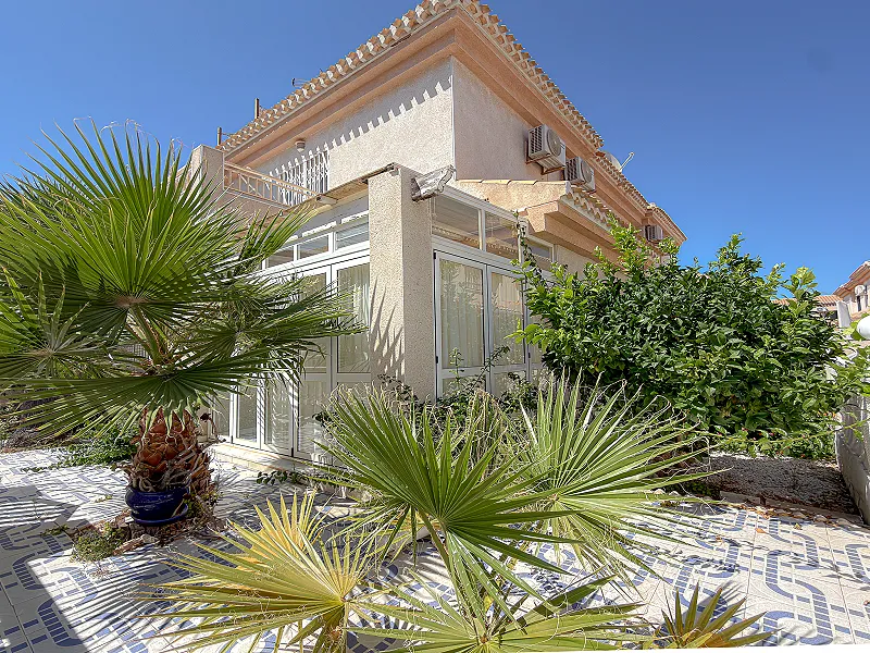 La Zenia! Exclusivo chalet pareado con amplios espacios + 2 terrazas y Solarium con vistas al mar (800 mts playa)