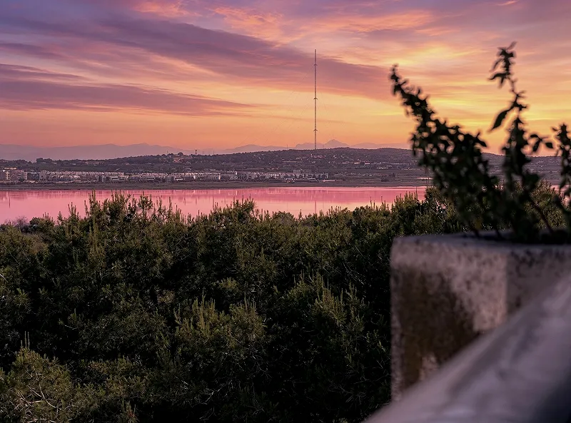 Super Precio! Interesante ático con amplia terraza y vistas laterales a la laguna rosa + Parking comunitario