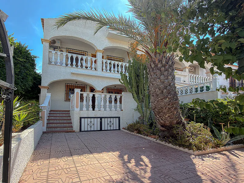 Novedad! Espectacular Bungalow con enorme terraza y ubicación privilegiada + Piscina comunitaria con zonas ajardinadas