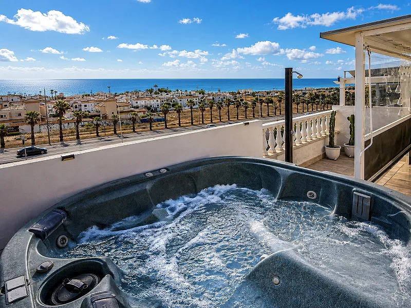 Aguas Nuevas! Exclusivo Atico con increíble diseño + Gigantesco solarium privado con vistas al mar y jacuzzi + Piscina comunitaria y Garaje incluido