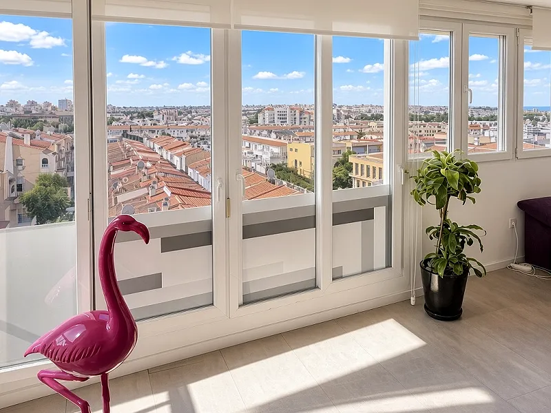Exclusivo Ático completamente reformado con gigantesca terraza y excelentes vistas panorámicas a Torrevieja y al mar (650 mts playa)