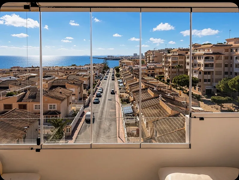 Primerísima Linea! Estupendo atico listo para entrar a vivir, con impresionantes vistas frontales al mar a 20 metros de la playa + Parking Comunitario