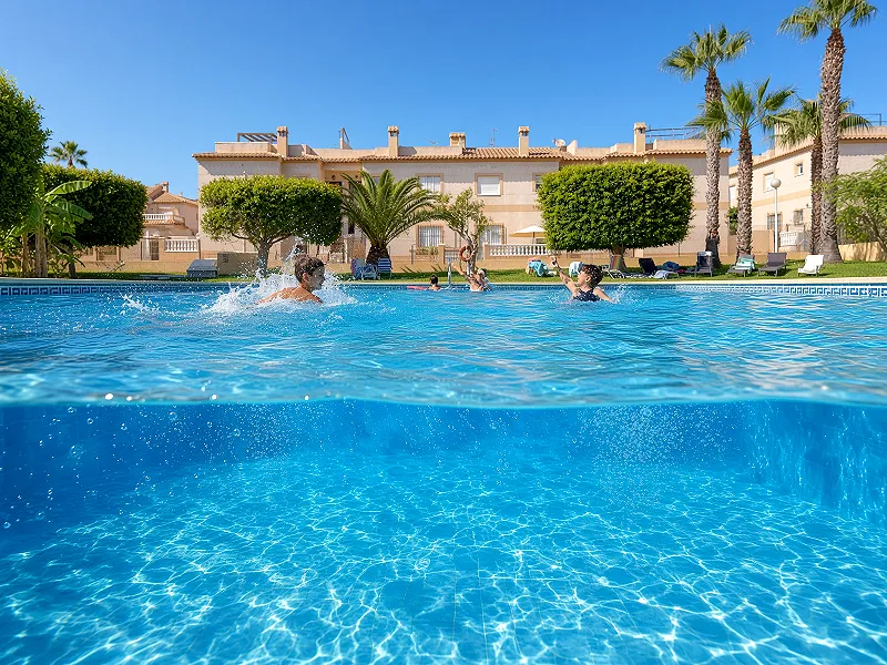 Encantador apartamento tipo bungalow con excelentes vistas despejadas en urbanización exclusiva con piscina comunitaria