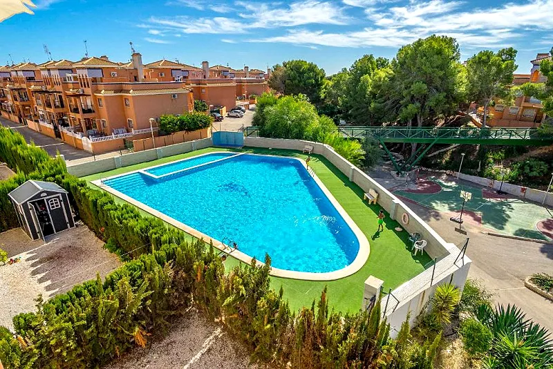 ¡Playa Flamenca! Encantador bungalow con excelentes calidades y gigantesca terraza + piscina comunitaria con zonas ajardinadas