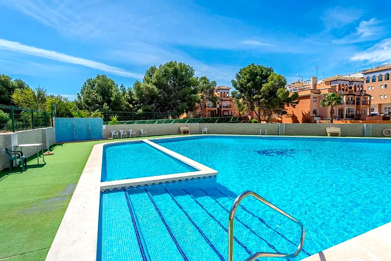 Orihuela Costa! Bungalow con excelente potencial y gigantesca terraza con parking + piscina comunitaria con zonas ajardinadas