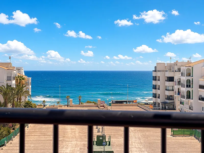 La Veleta! Exclusivo ático reformado con encanto + Amplia terraza con vistas maravillosas al mar (200 m de la playa)