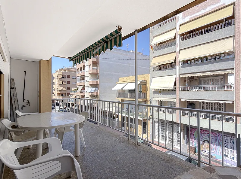 Playa de los locos! Amplio ático con 4 Dormitorios y excelente potencial de inversión + Gigantesca terraza + Garaje incluido en el precio (150 mts playa)