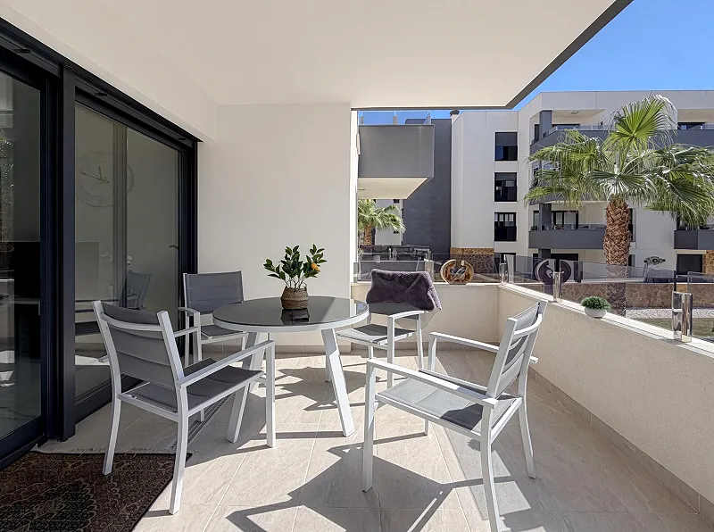Orihuela Costa! Exclusivo apartamento (Año 2022) diseñado con excelentes calidades, en urbanización privada con piscina comunitaria + Garaje y Trastero incluido