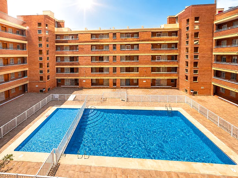 Acogedor apartamento reformado con amplios espacios y enorme terraza orientación SUR + Piscina comunitaria (160 metros playa)