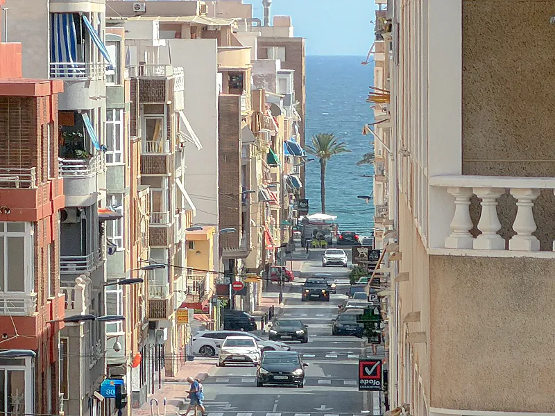 Amplio apartamento con excelente distribución de espacios + Terraza con vistas laterales al mar + Piscina comunitaria