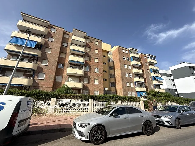 Punta Prima! Espectacular apartamento con gran terrazas y espectaculares vistas despejadas y al mar + Piscina comunitaria