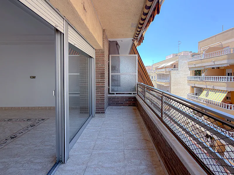 Ocasión! Amplio apartamento en el Centro de Torrevieja, con excelente distribución de espacios y Gran terraza