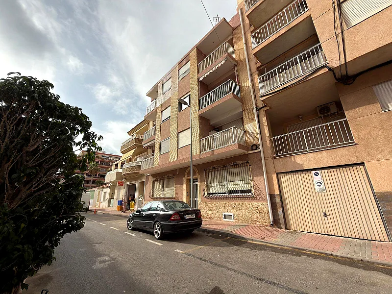 Oportunidad! Amplio apartamento con 4 dormitorios + 2 baños y terraza comida con vistas laterales al mar (160 mts de la playa)