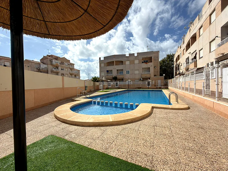Encantador apartamento tipo bungalow con amplia terraza y licencia turística + Piscina comunitaria + Amplio patio