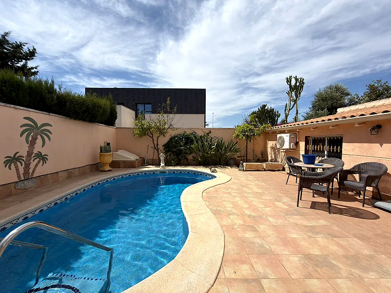 Fantástico chalet con gigantesca parcela y preciosa piscina privada